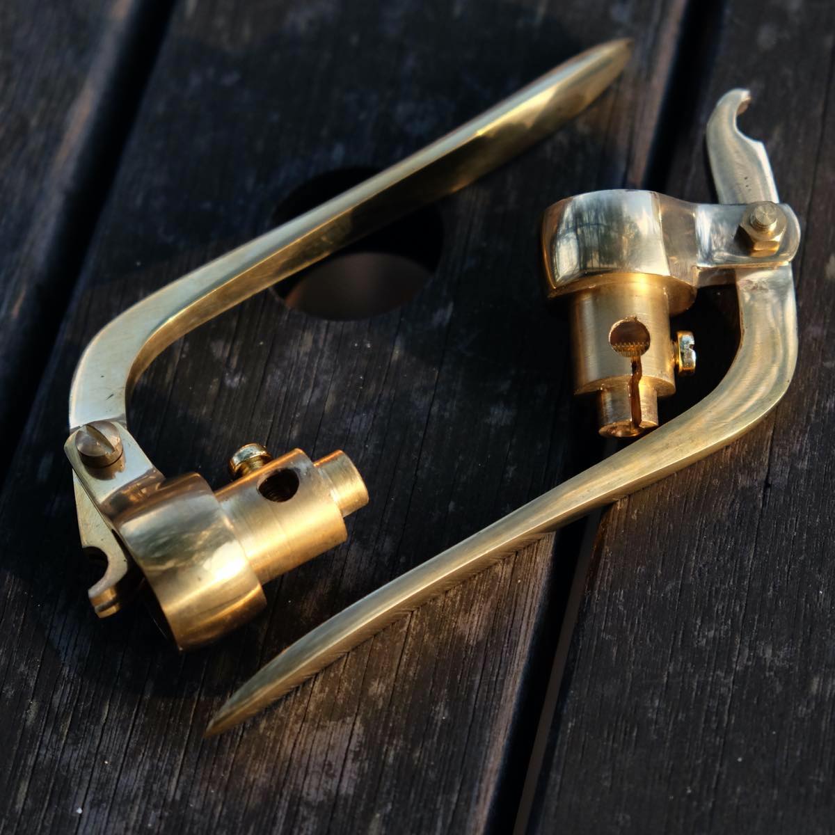 【再販】真鍮プレート2枚セット Kabette ギザギザ棚支柱 真鍮 KA-A63 約600mm | ねじ・くぎ